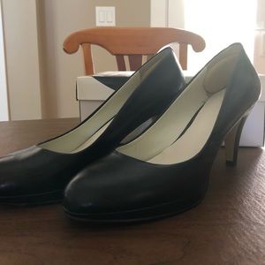 Black Pumps with Platform Toe